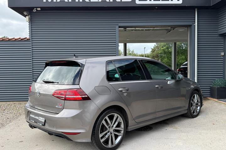 Grå VW Golf VII fra 2017