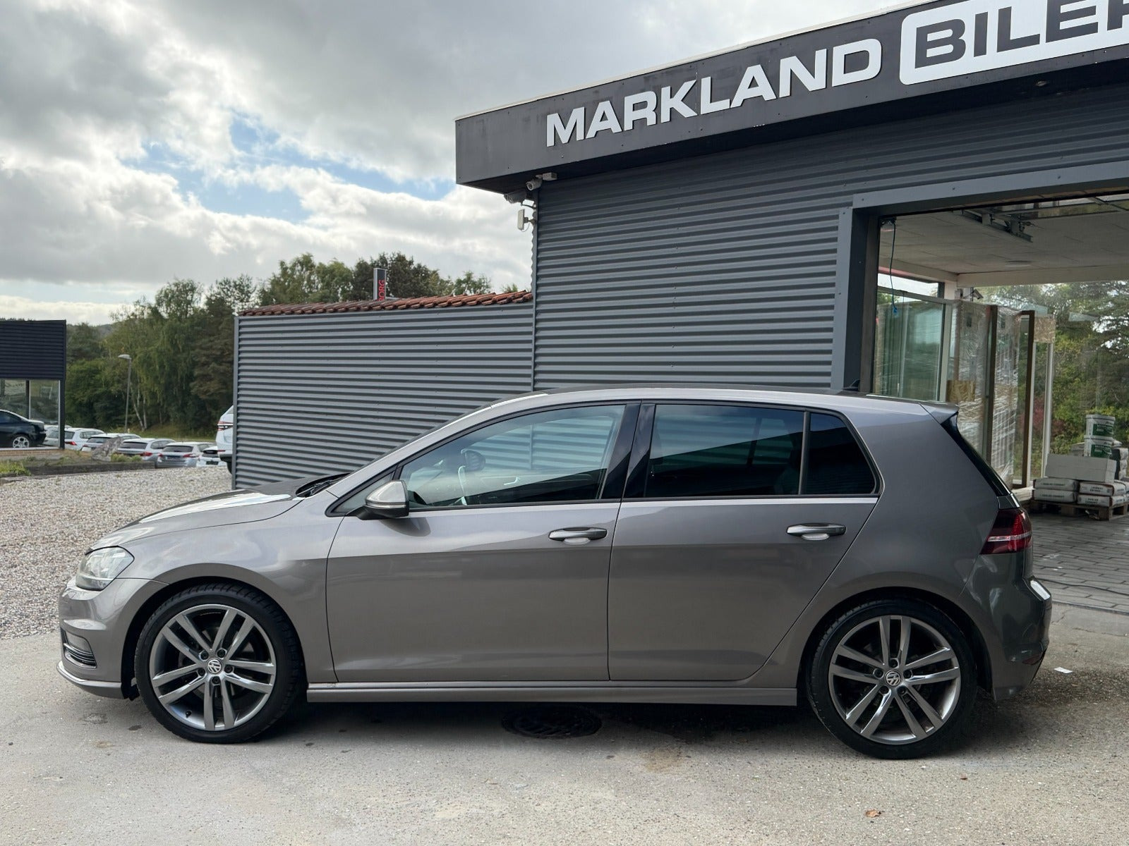 Grå VW Golf VII fra 2017