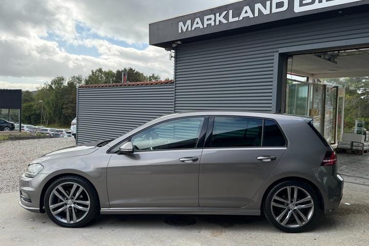 Grå VW Golf VII fra 2017