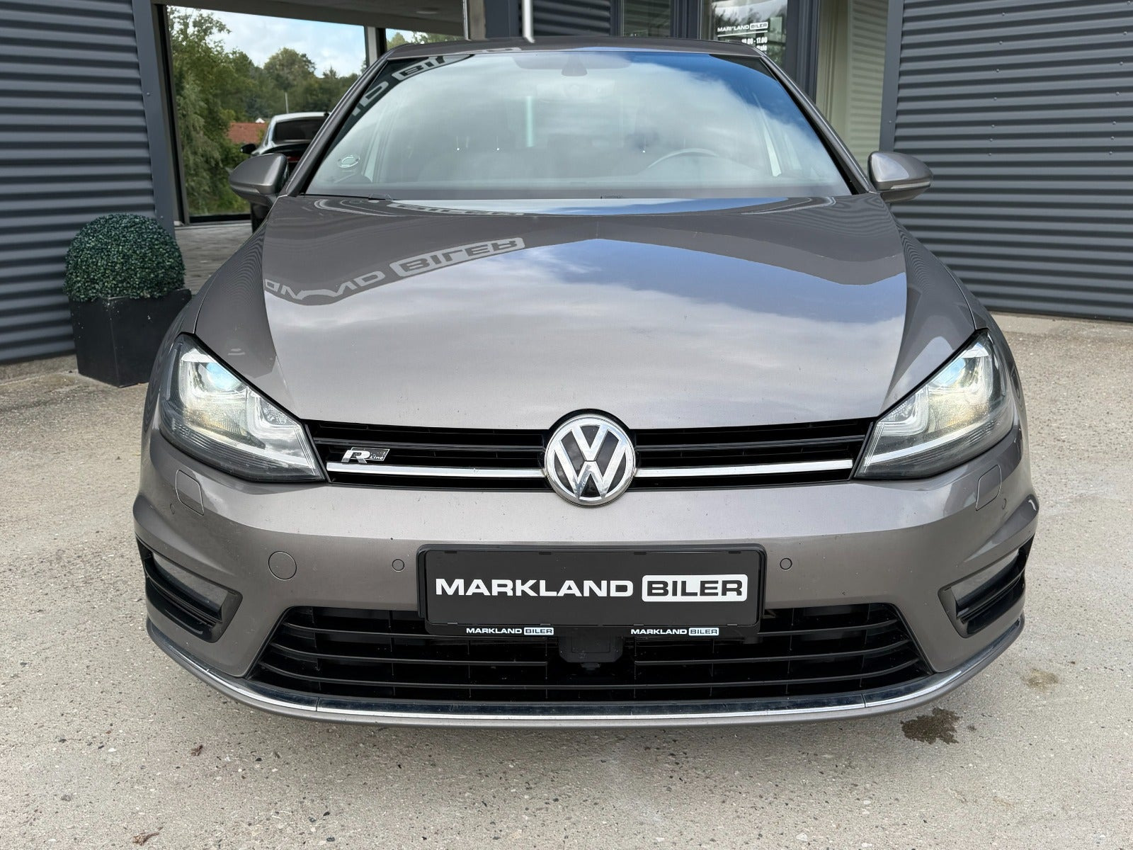 Grå VW Golf VII fra 2017