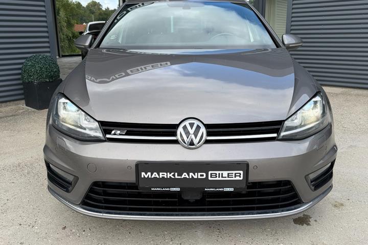 Grå VW Golf VII fra 2017