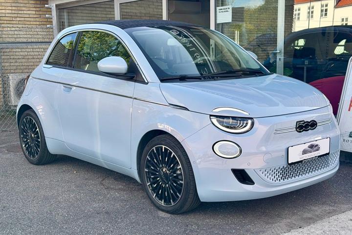 Blå Fiat 500e fra 2022 set udefra