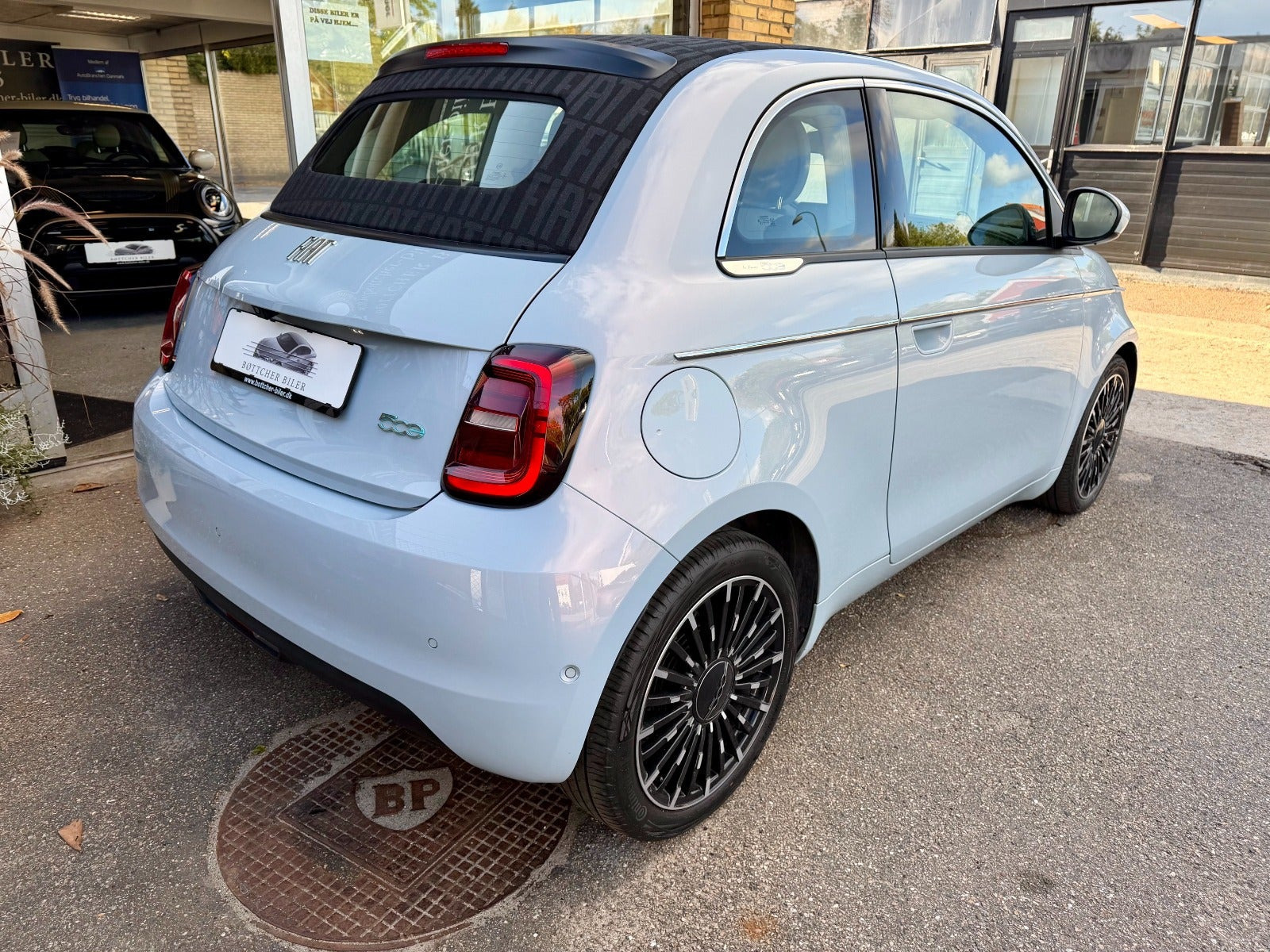 Blå Fiat 500e fra 2022