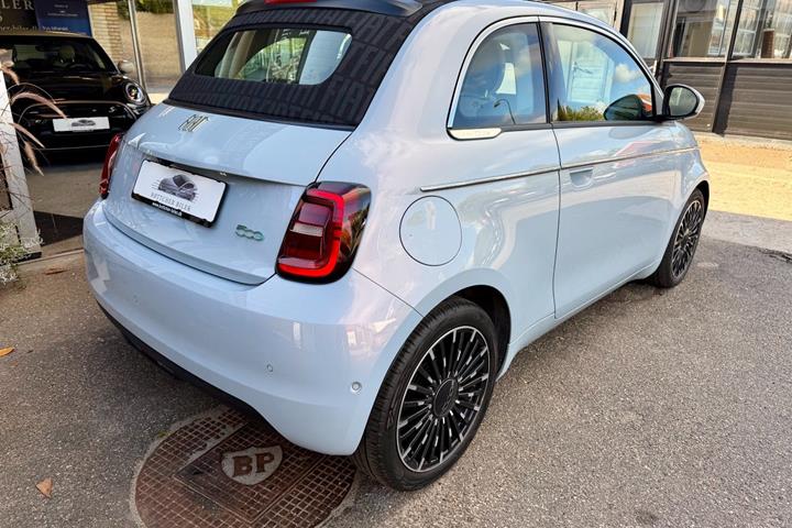 Blå Fiat 500e fra 2022