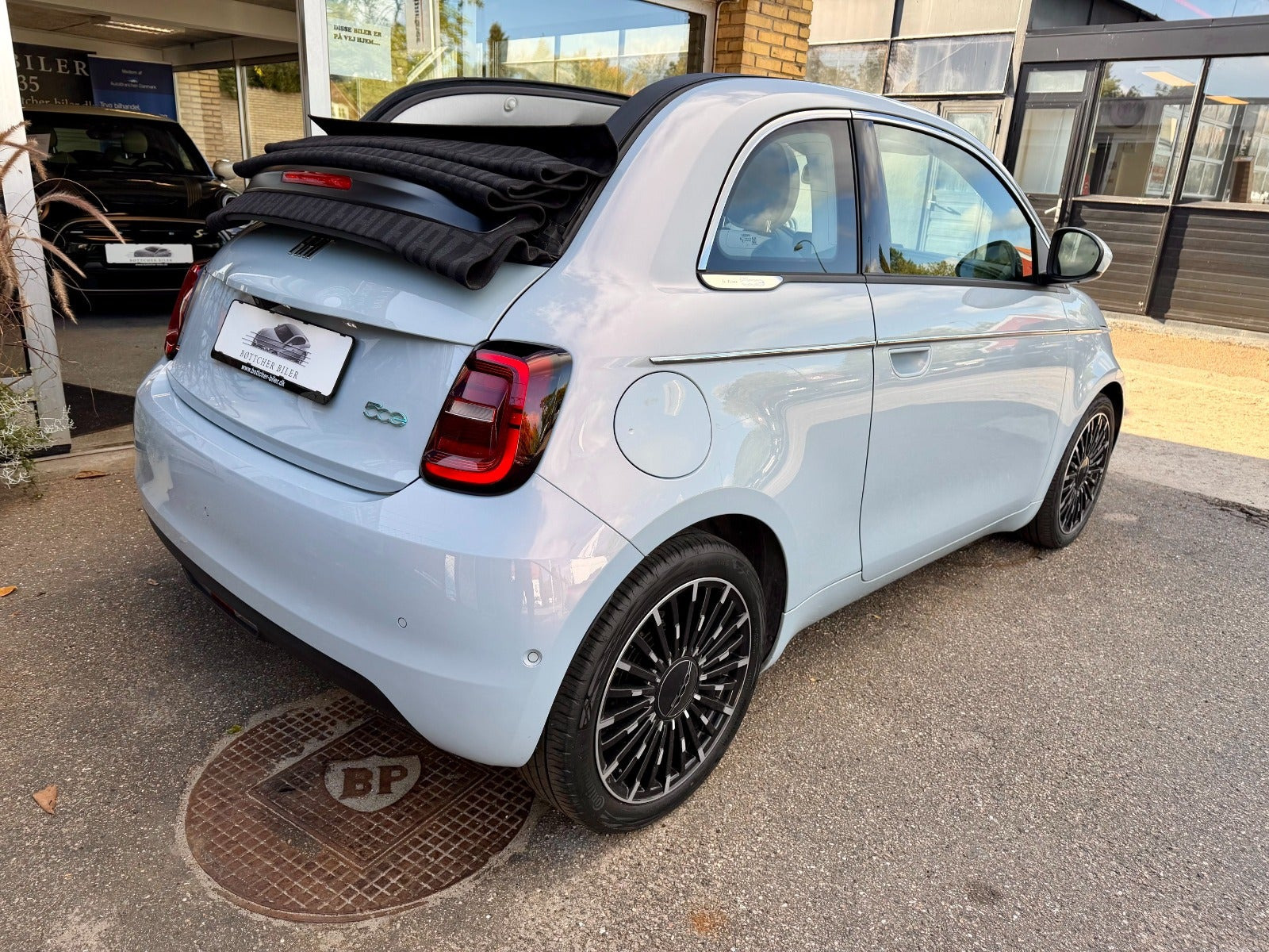 Blå Fiat 500e fra 2022