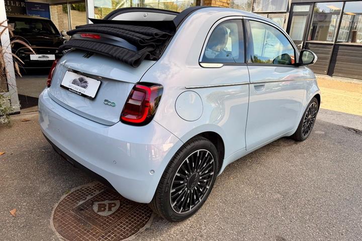 Blå Fiat 500e fra 2022