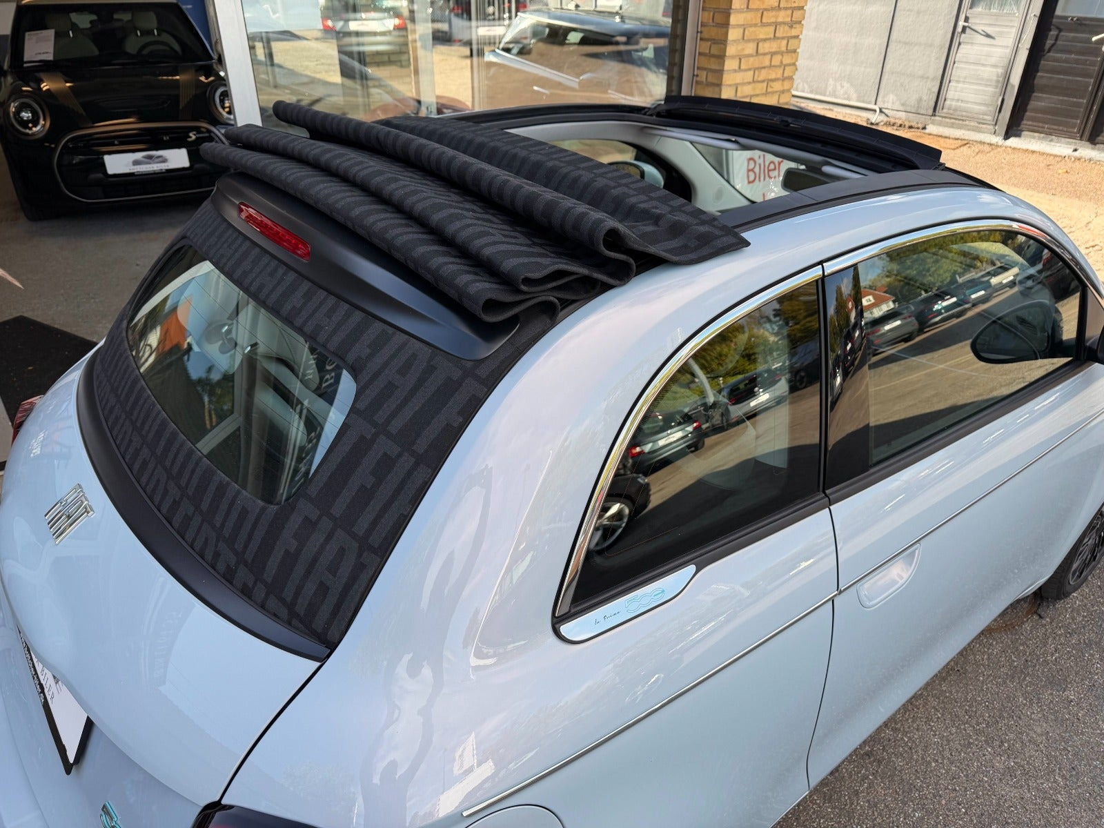 Blå Fiat 500e fra 2022