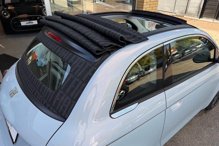 Blå Fiat 500e fra 2022