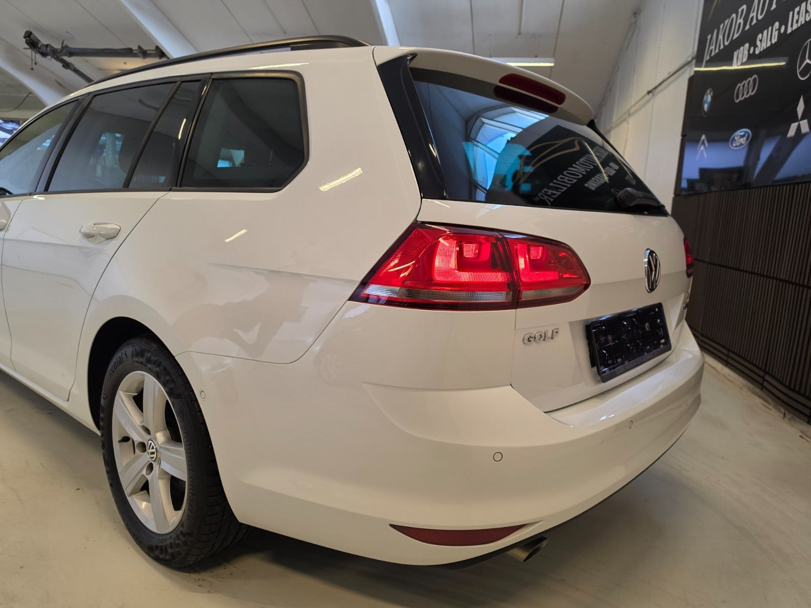Hvid VW Golf VII fra 2015