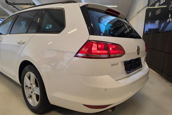 Hvid VW Golf VII fra 2015