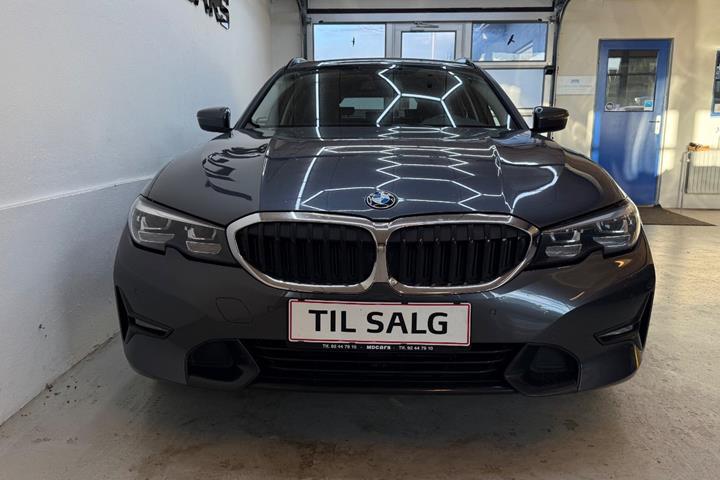 Grå BMW 320d fra 2020