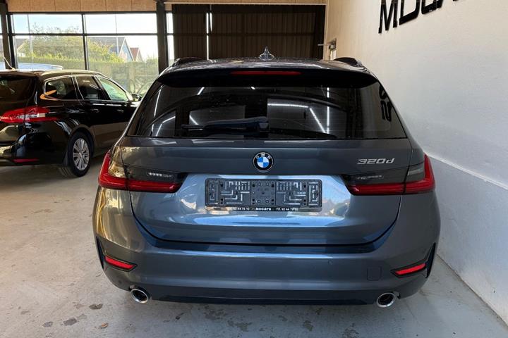 Grå BMW 320d fra 2020