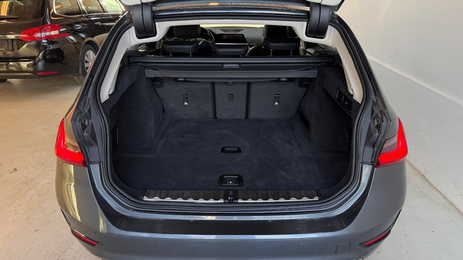 Grå BMW 320d fra 2020