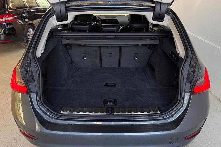 Grå BMW 320d fra 2020