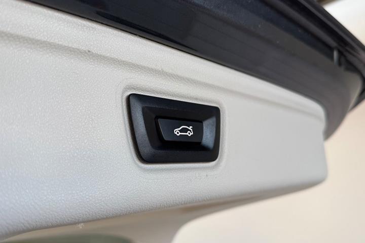 Grå BMW 320d fra 2020