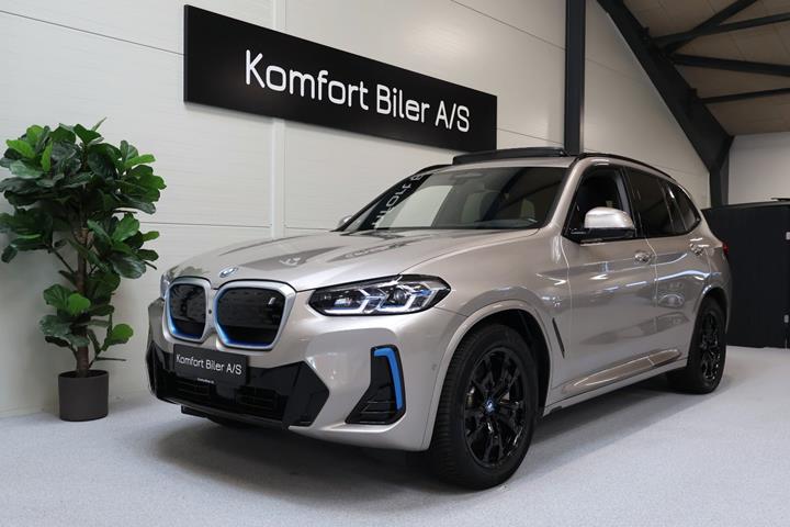 Orange BMW iX3 fra 2023