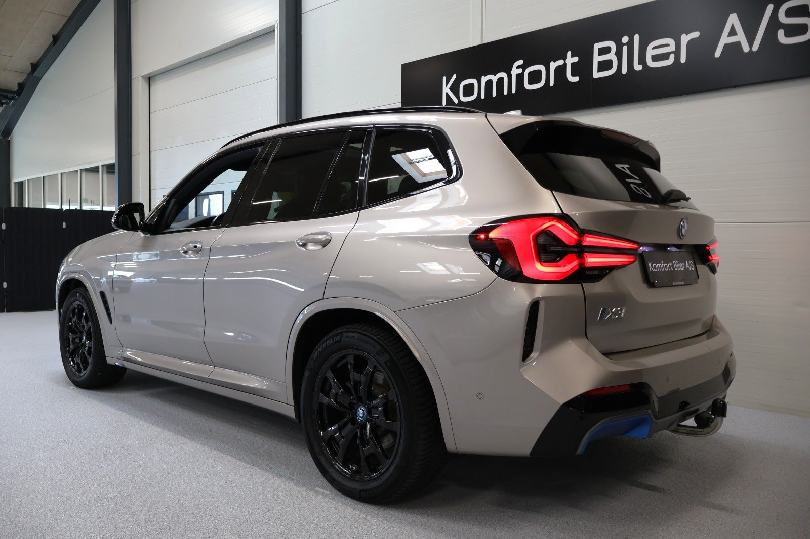 Orange BMW iX3 fra 2023