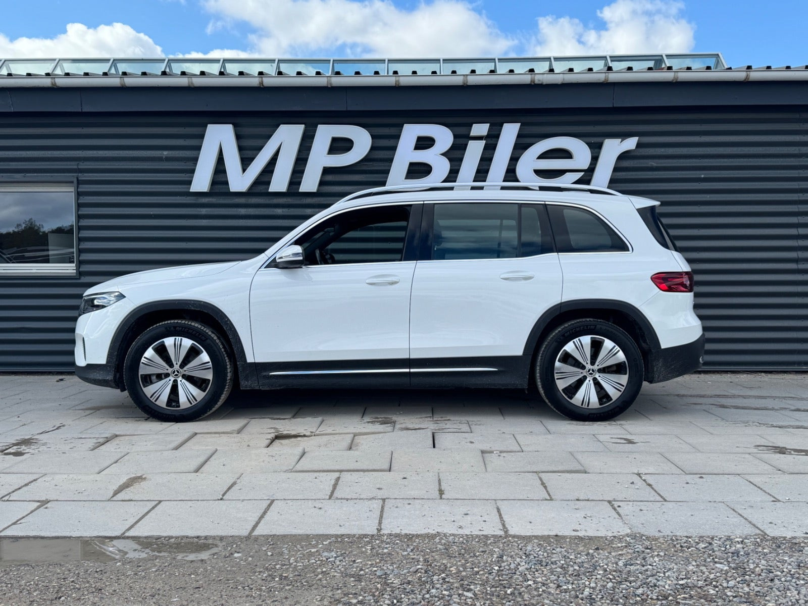 Hvid Mercedes EQB300 fra 2024