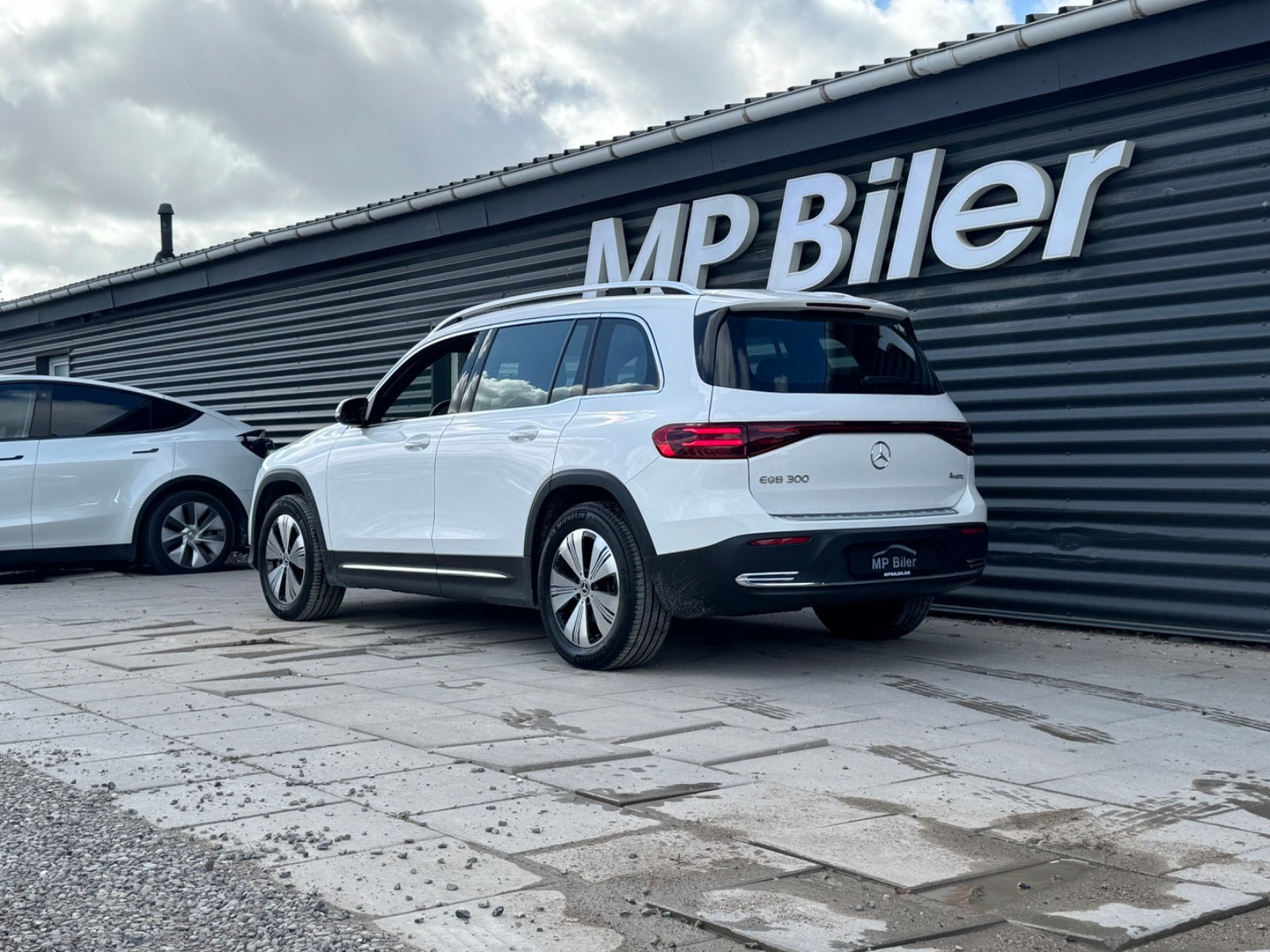Hvid Mercedes EQB300 fra 2024