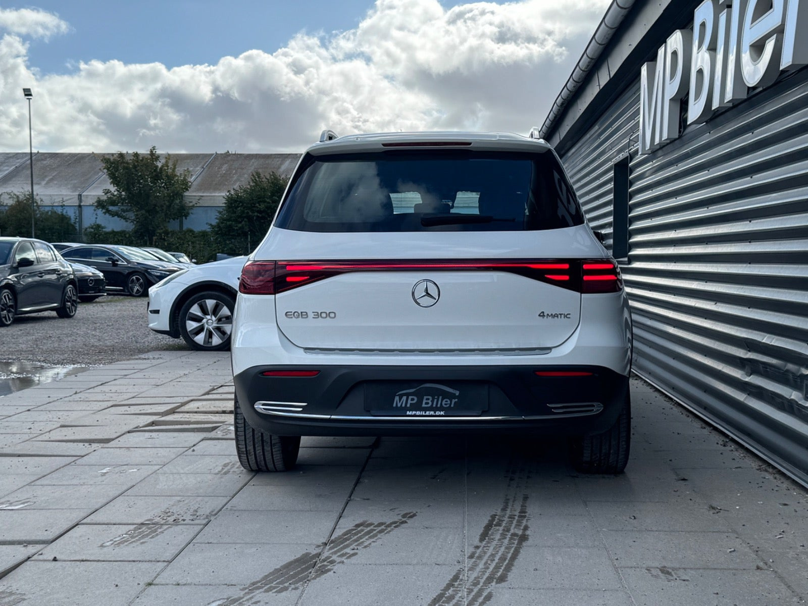 Hvid Mercedes EQB300 fra 2024