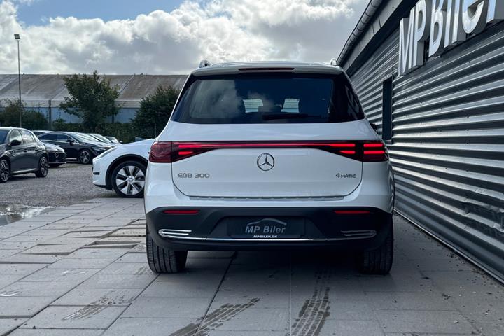 Hvid Mercedes EQB300 fra 2024