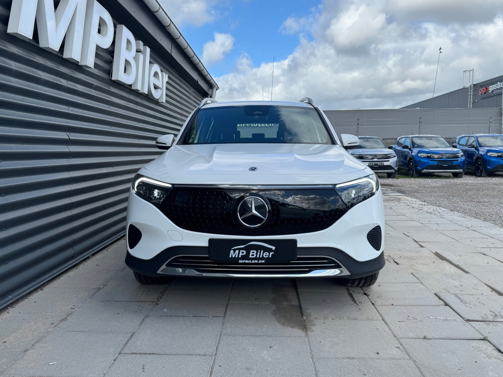 Hvid Mercedes EQB300 fra 2024