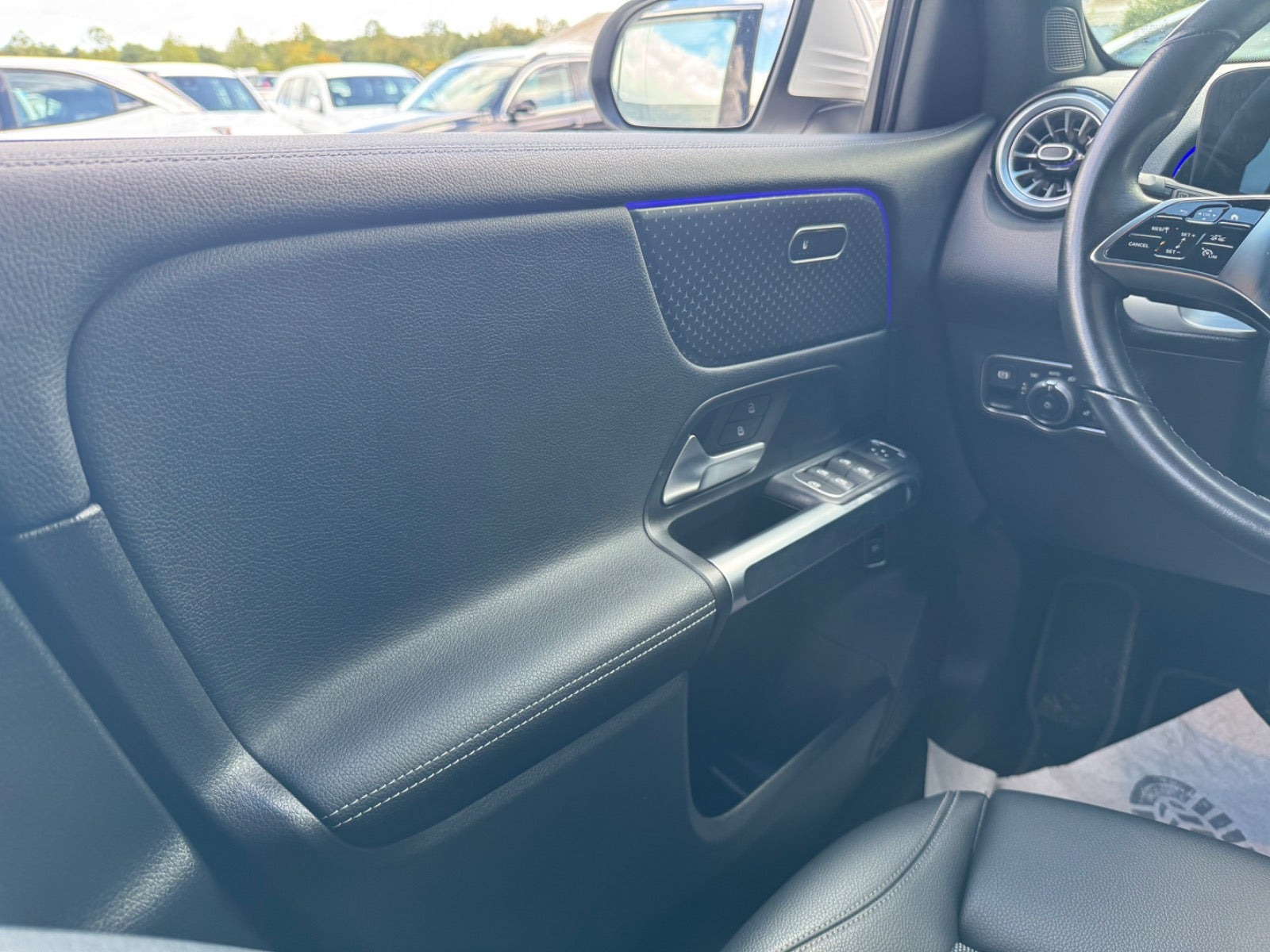 Hvid Mercedes EQB300 fra 2024