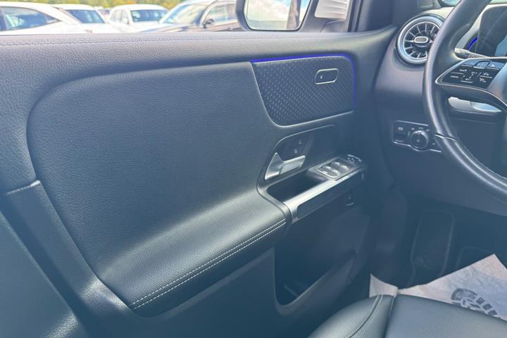 Hvid Mercedes EQB300 fra 2024