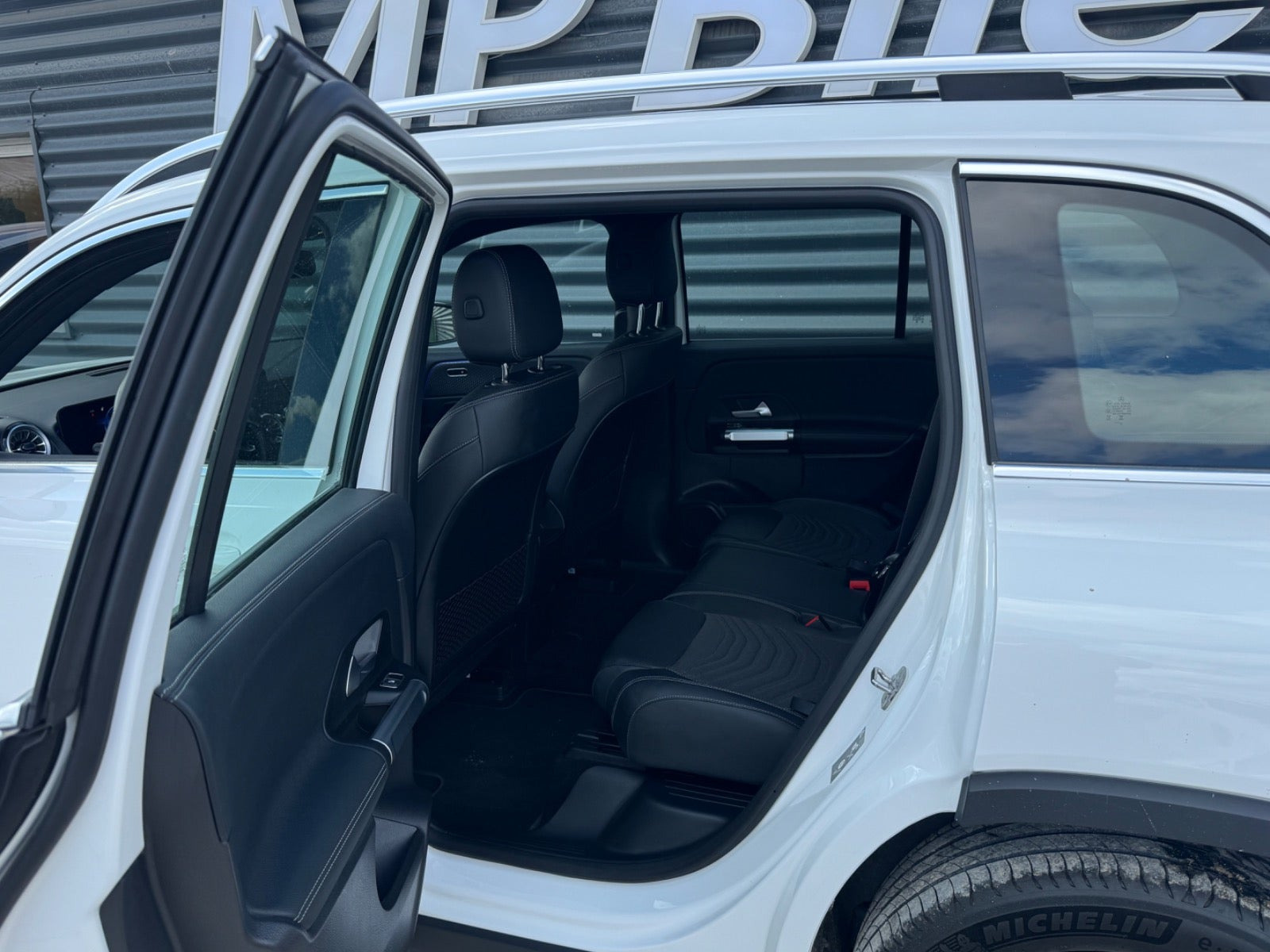 Hvid Mercedes EQB300 fra 2024