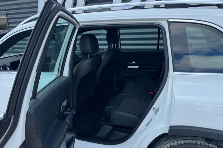 Hvid Mercedes EQB300 fra 2024