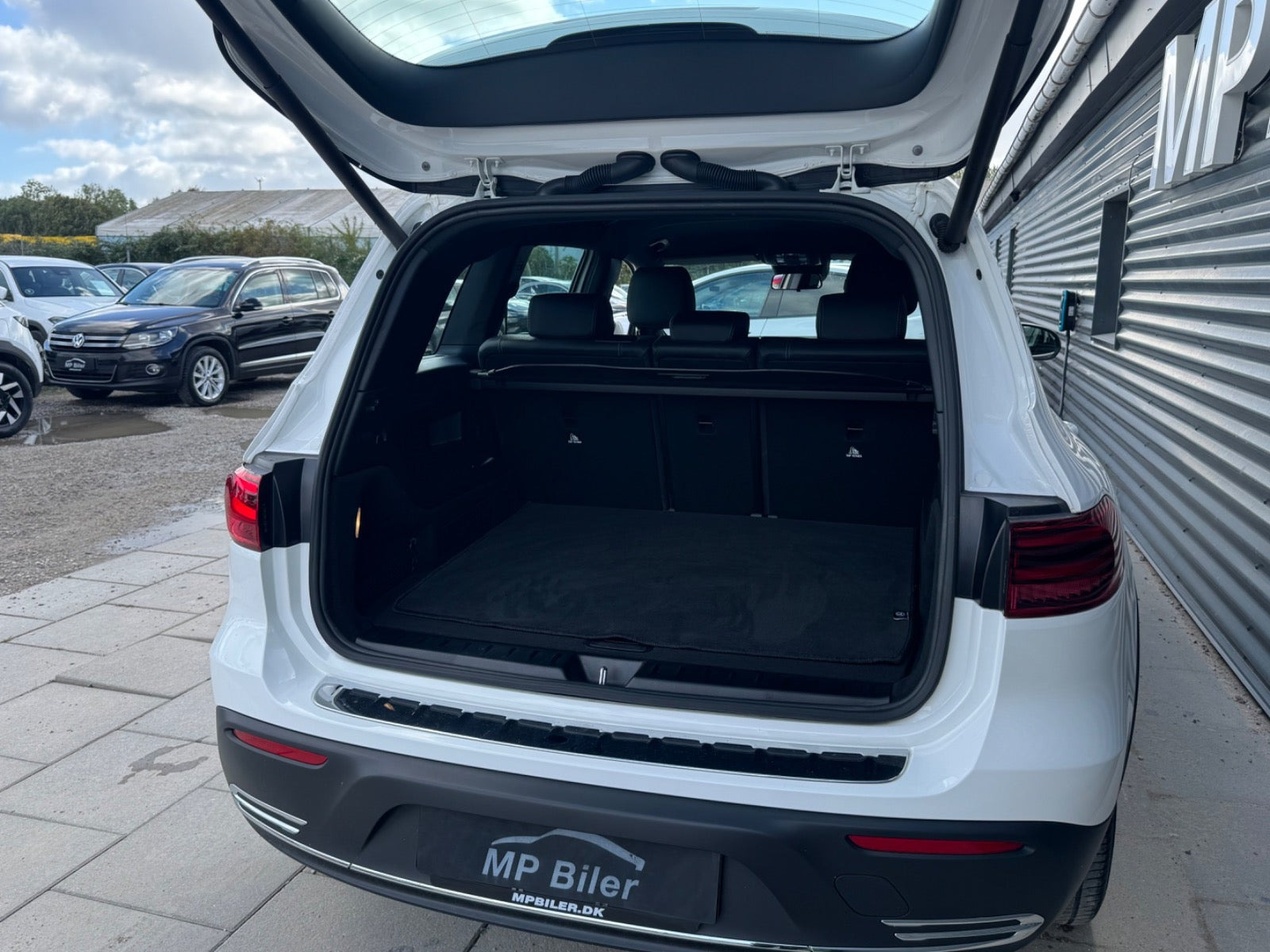 Hvid Mercedes EQB300 fra 2024