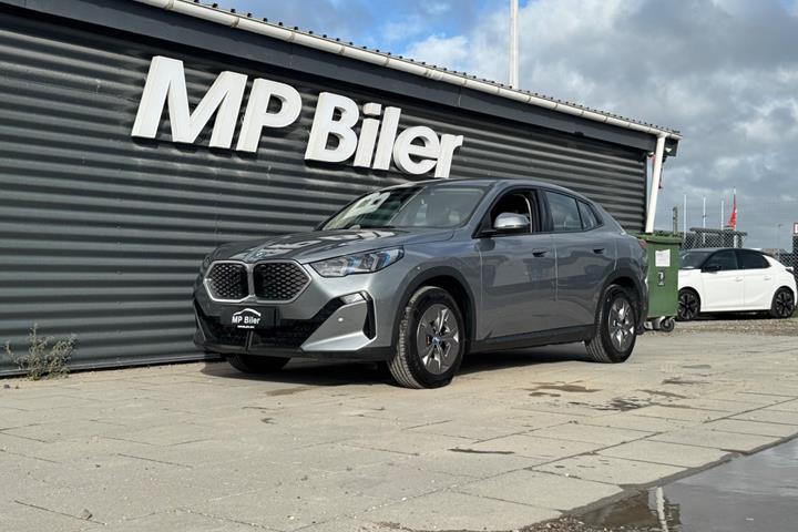 Grå BMW iX2 fra 2024