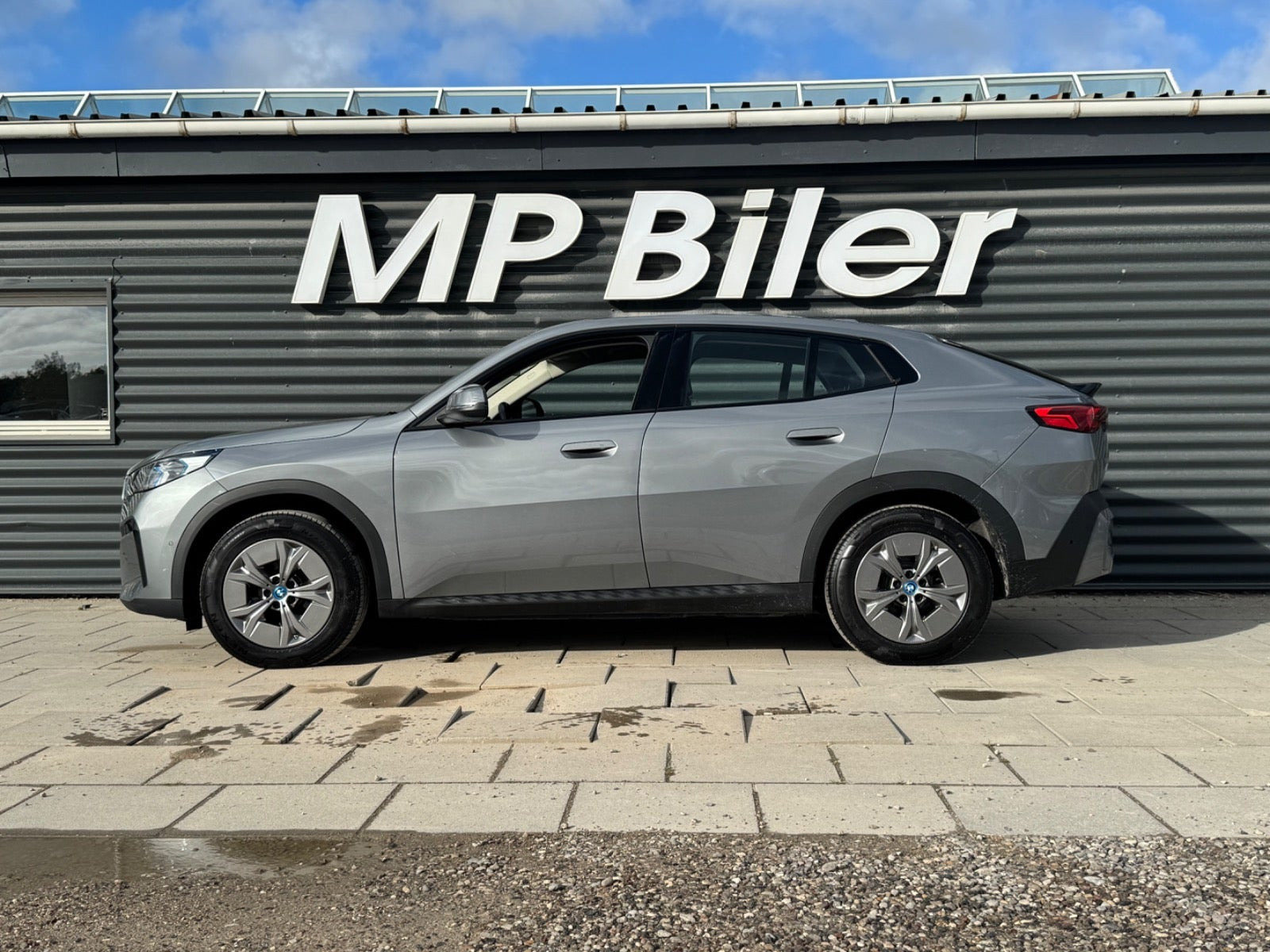 Grå BMW iX2 fra 2024