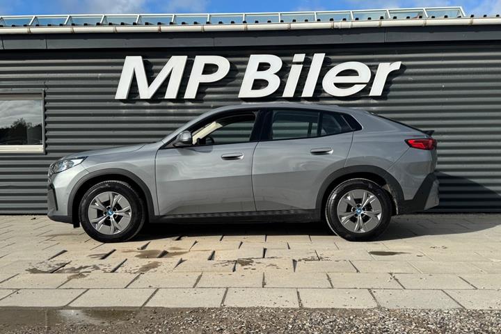 Grå BMW iX2 fra 2024