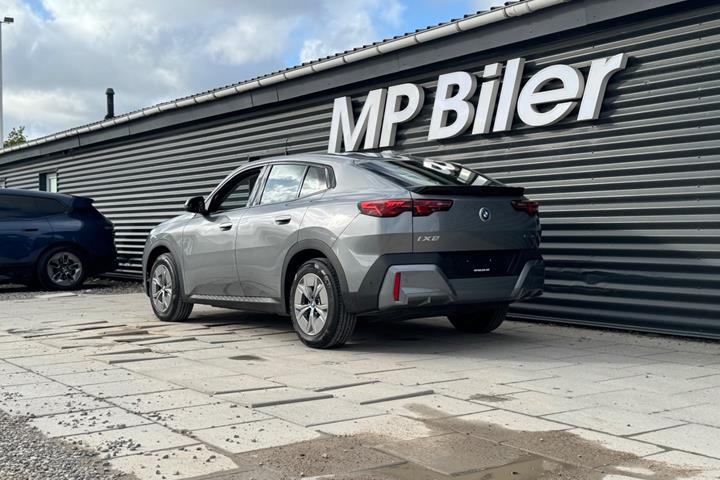 Grå BMW iX2 fra 2024