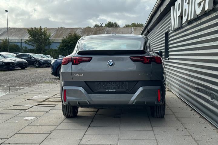 Grå BMW iX2 fra 2024