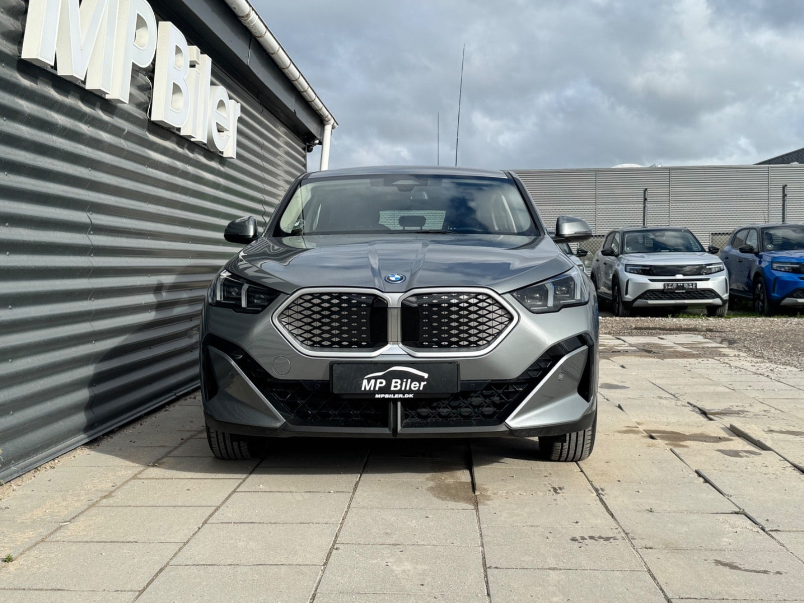 Grå BMW iX2 fra 2024