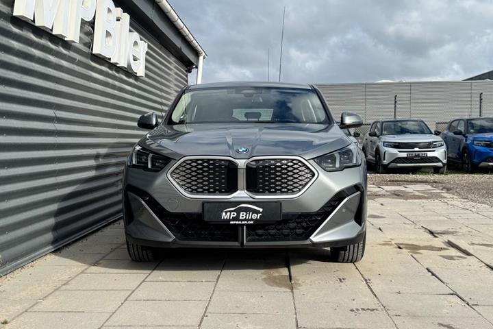 Grå BMW iX2 fra 2024