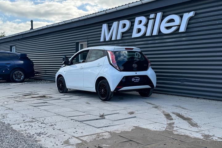 Hvid Toyota Aygo fra 2015