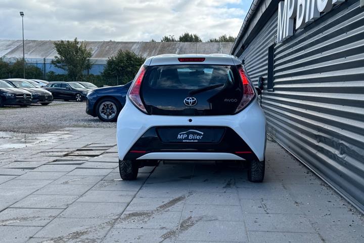 Hvid Toyota Aygo fra 2015