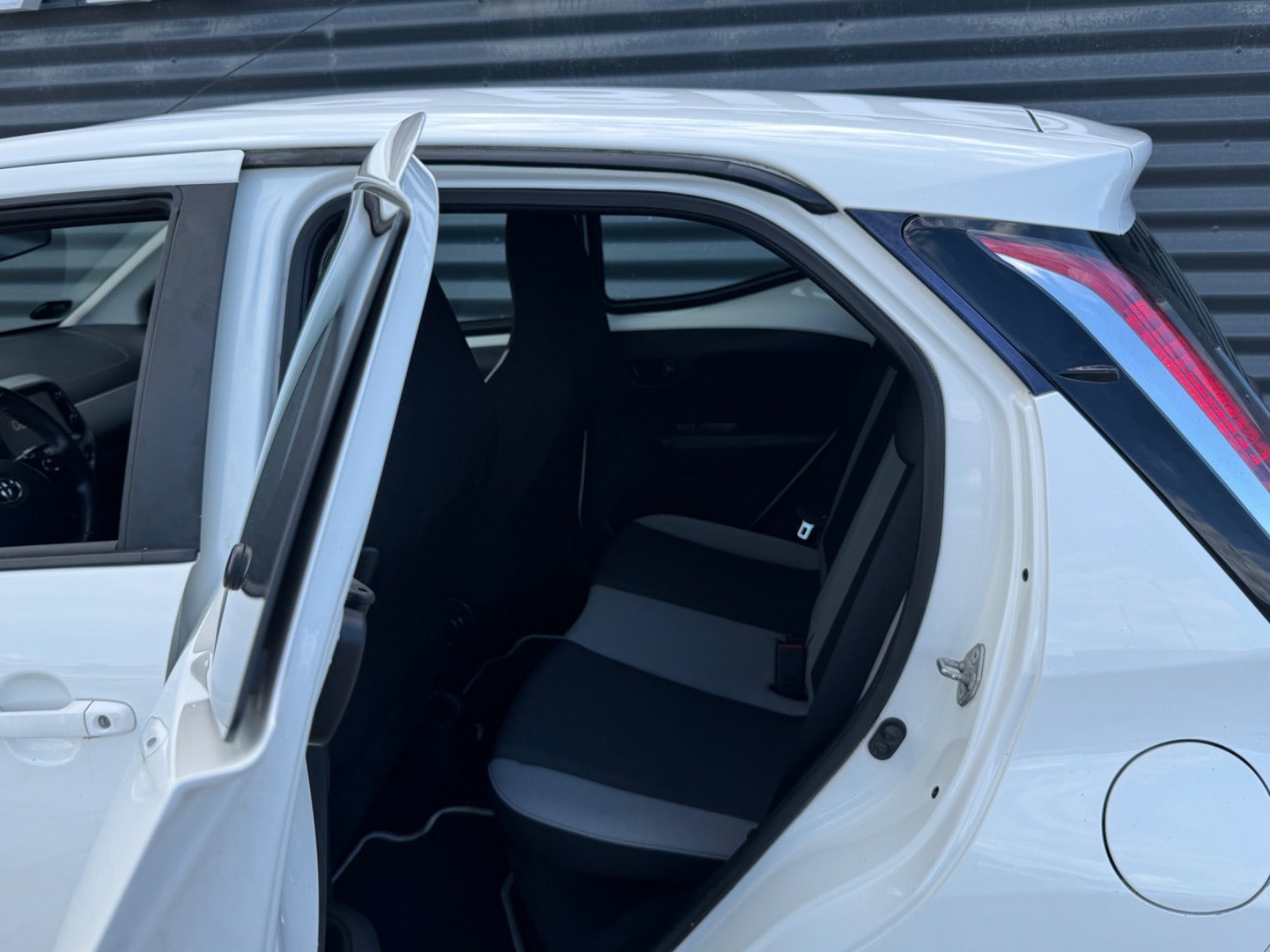 Hvid Toyota Aygo fra 2015