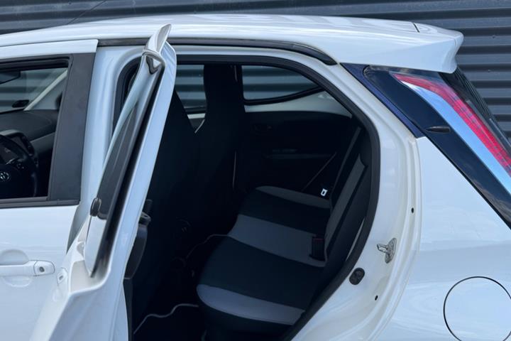 Hvid Toyota Aygo fra 2015