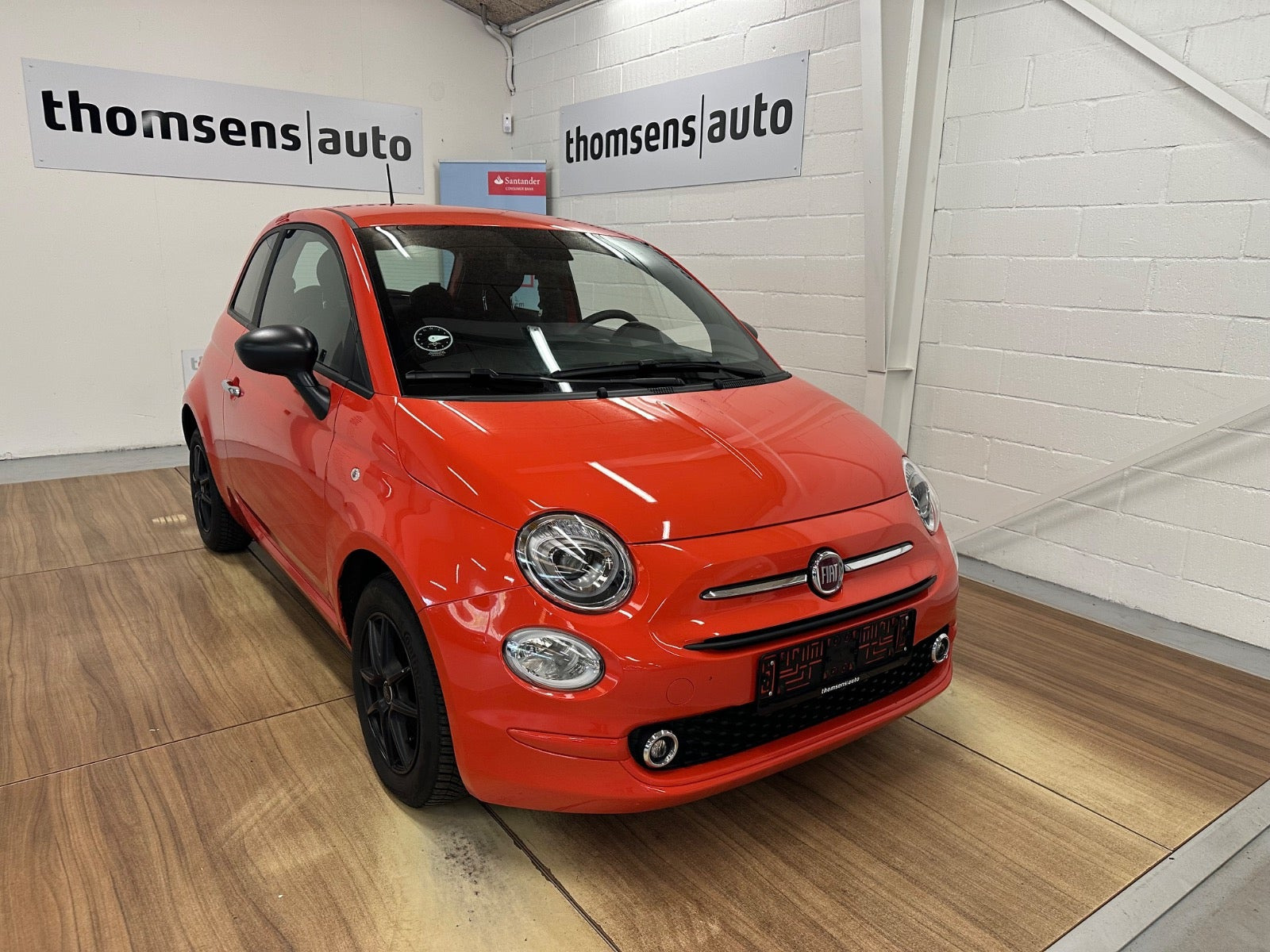 Orange Fiat 500 fra 2024