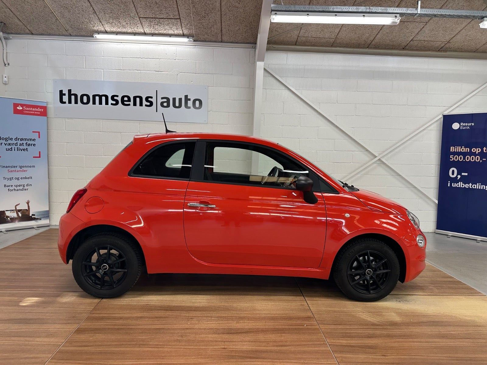 Orange Fiat 500 fra 2024