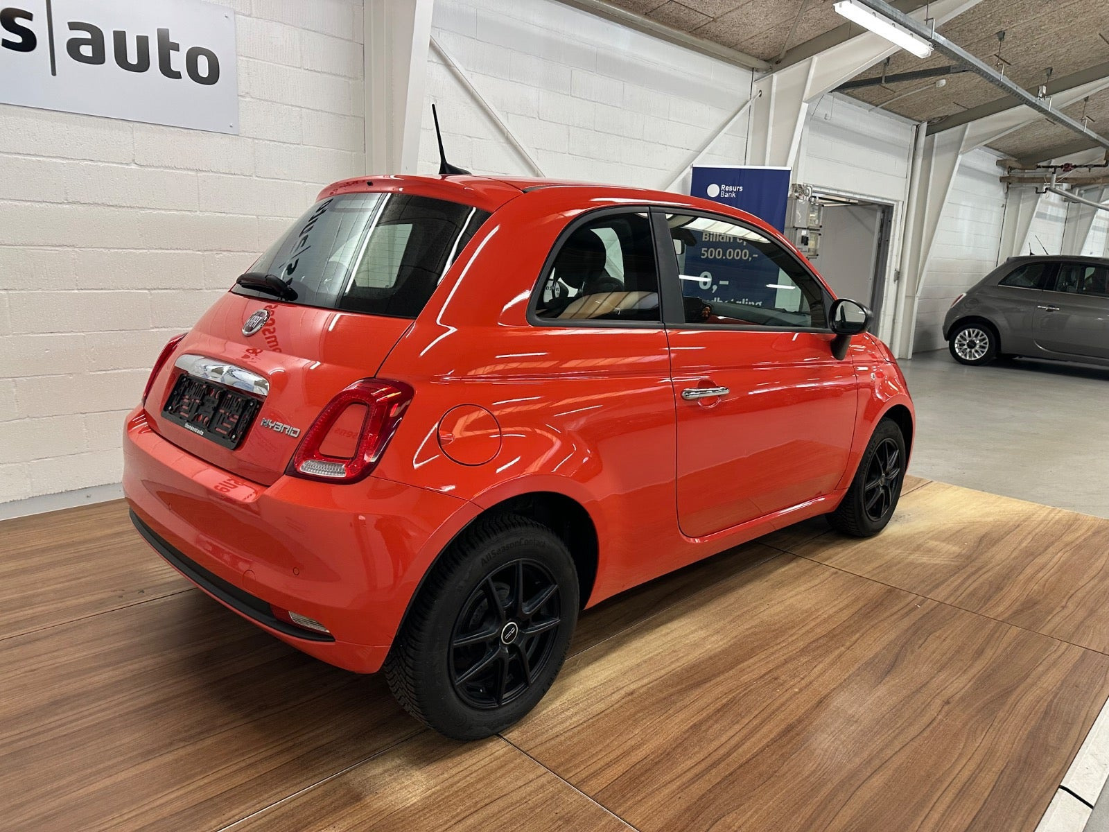 Orange Fiat 500 fra 2024