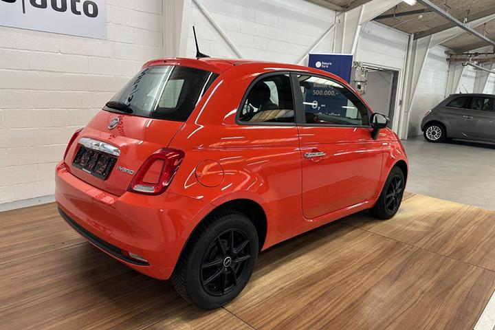 Orange Fiat 500 fra 2024