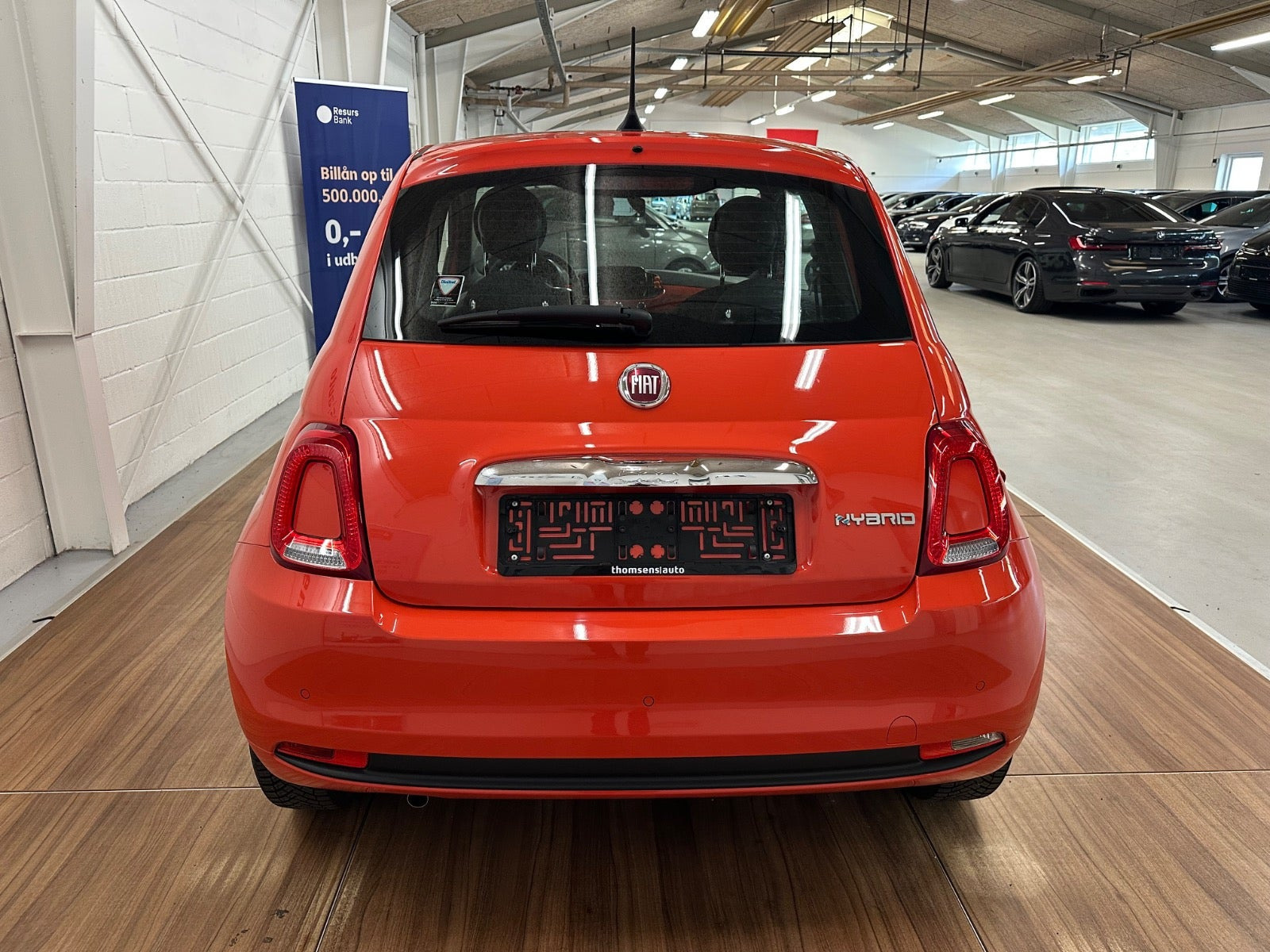 Orange Fiat 500 fra 2024