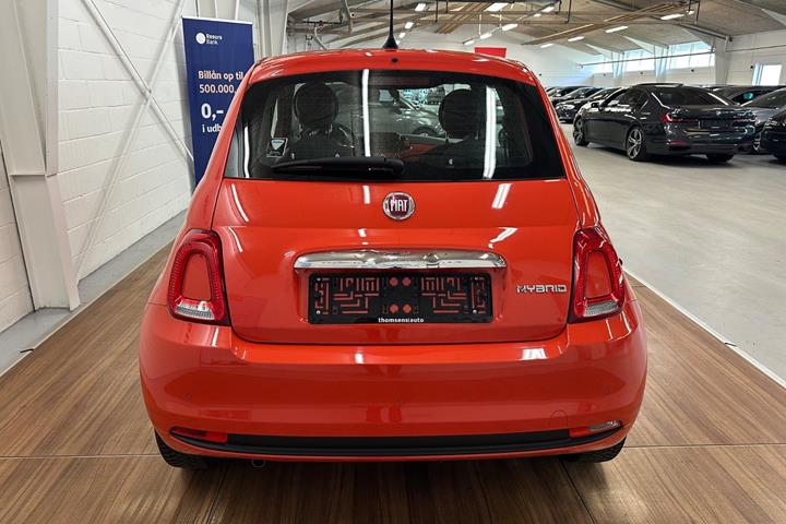 Orange Fiat 500 fra 2024