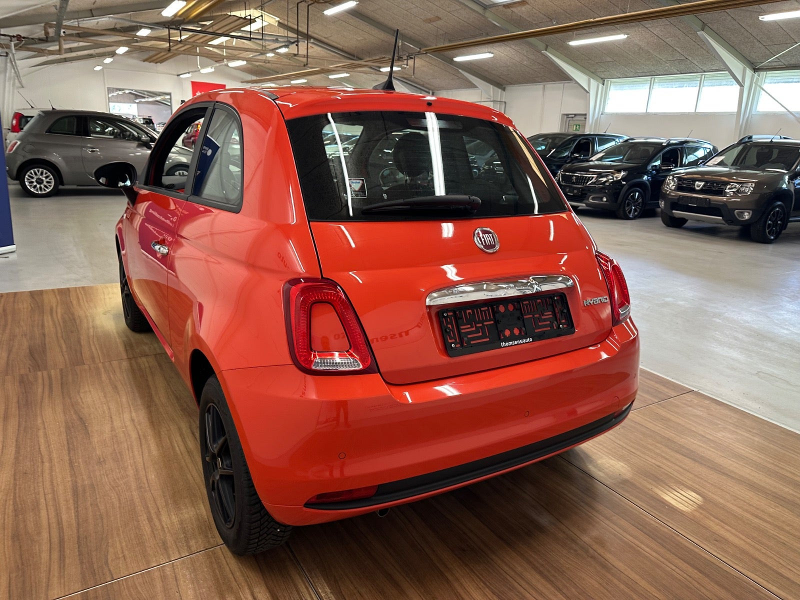 Orange Fiat 500 fra 2024
