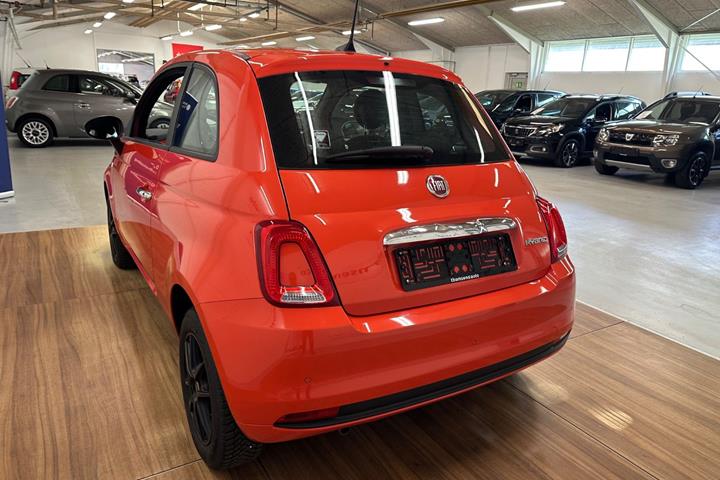 Orange Fiat 500 fra 2024